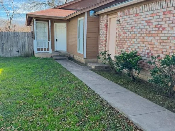 811 Lexington Rd APT A, Elgin, TX 78621