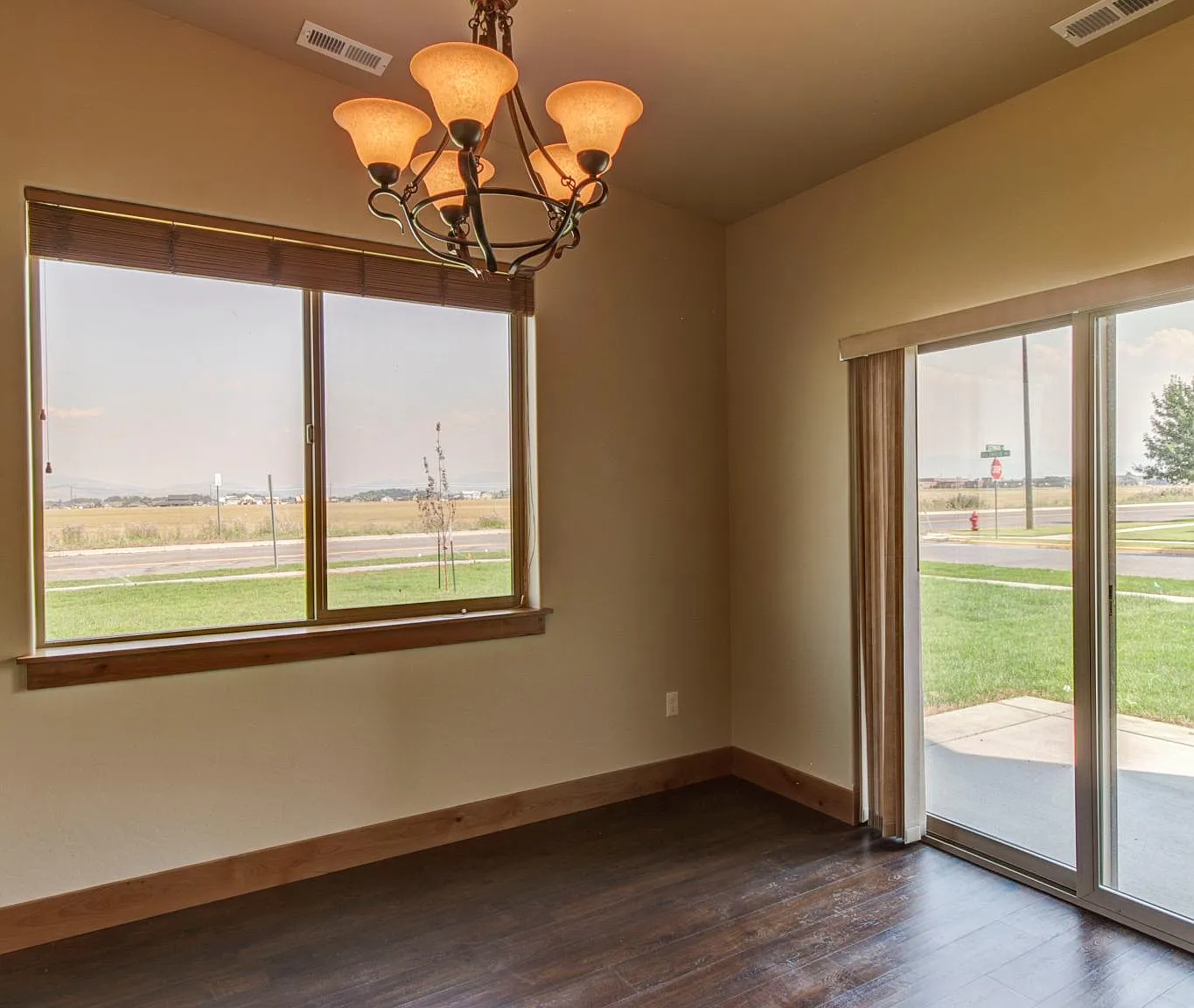 3 bed, 2.5 bath, 1600 sqft, $2,490 — Photo 2