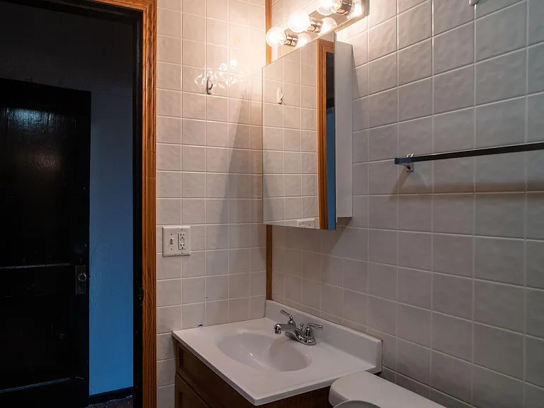 9 12th Ave SW #MAIN FLOOR — Photo 5