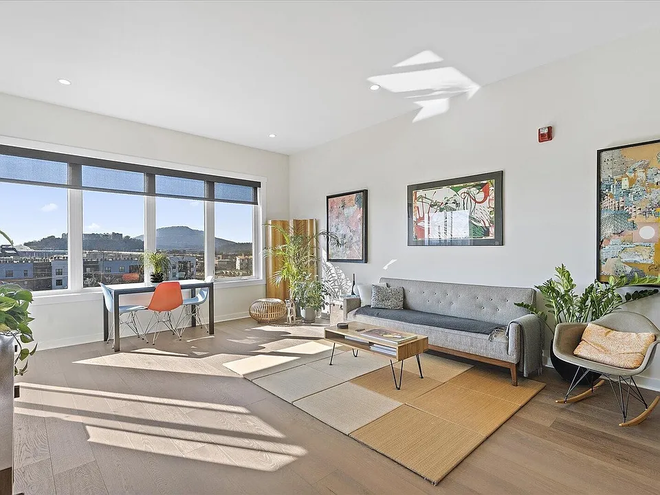 411 Fairpoint St #202
