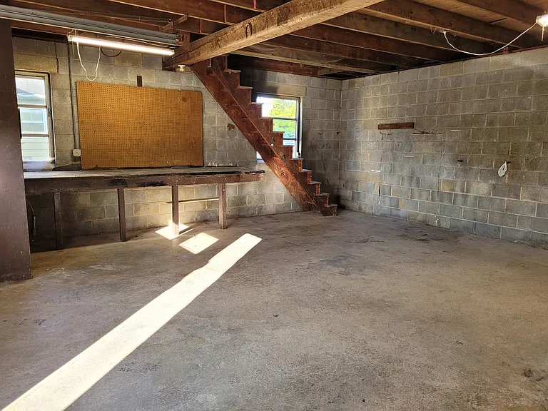 331 Newport Rd — Photo 30