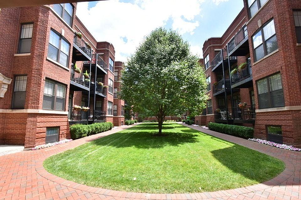 Courtyard Apartment Building off of tree-lined Mildred Ave