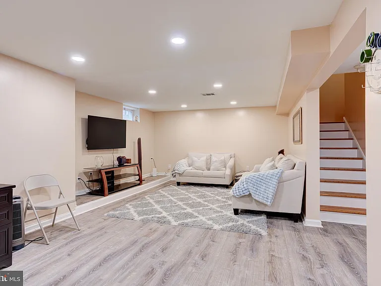 92 Kirkwood Dr — Photo 17