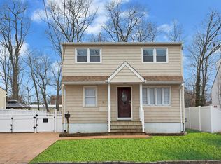 533 N Broome Ave, Lindenhurst, NY 11757