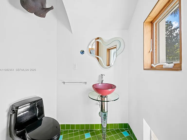450 Victoria Ter — Photo 33