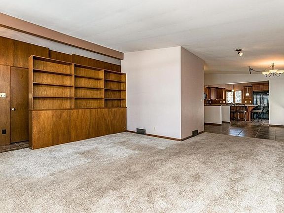 5th image of 4533 Fairlane Dr NE