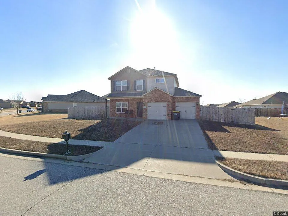 3 bed, 2.5 bath, 1922 sqft, $2,100 — Photo 2