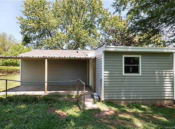 3rd image of 2433 Jamaica Ln
