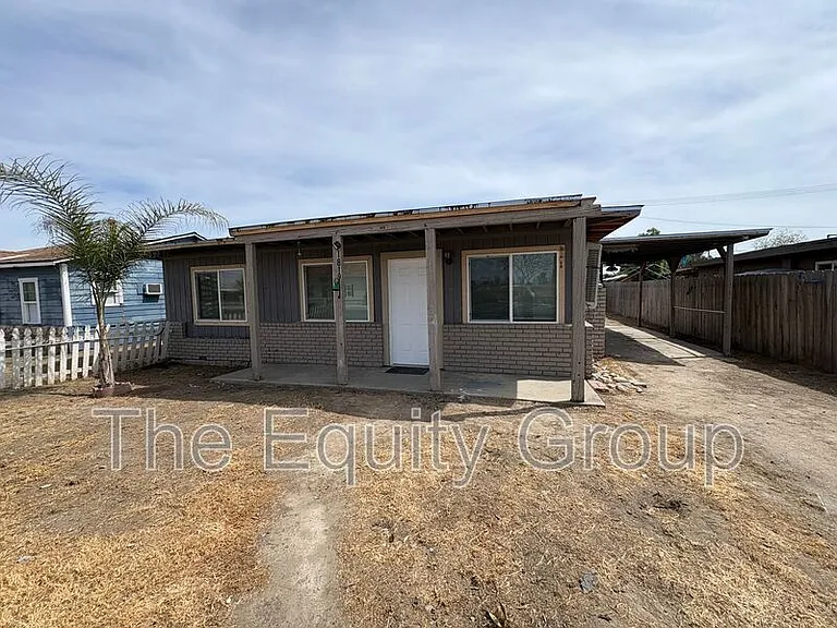 1819 N 10th Ave — Photo 1