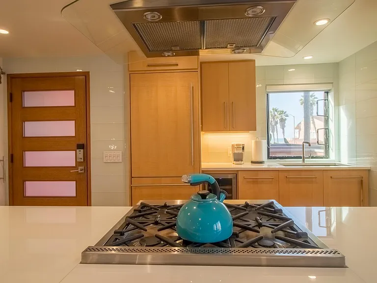 725 Seacoast Dr — Photo 2
