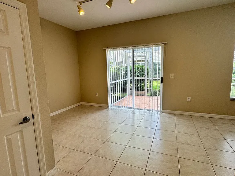 7750 Plantation Cir — Photo 18