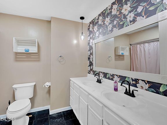 3rd image of 3300 E Circle Dr
