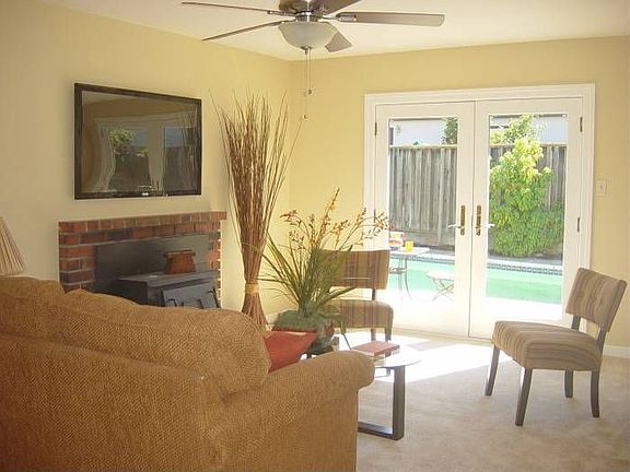 Family Room w/Fireplace