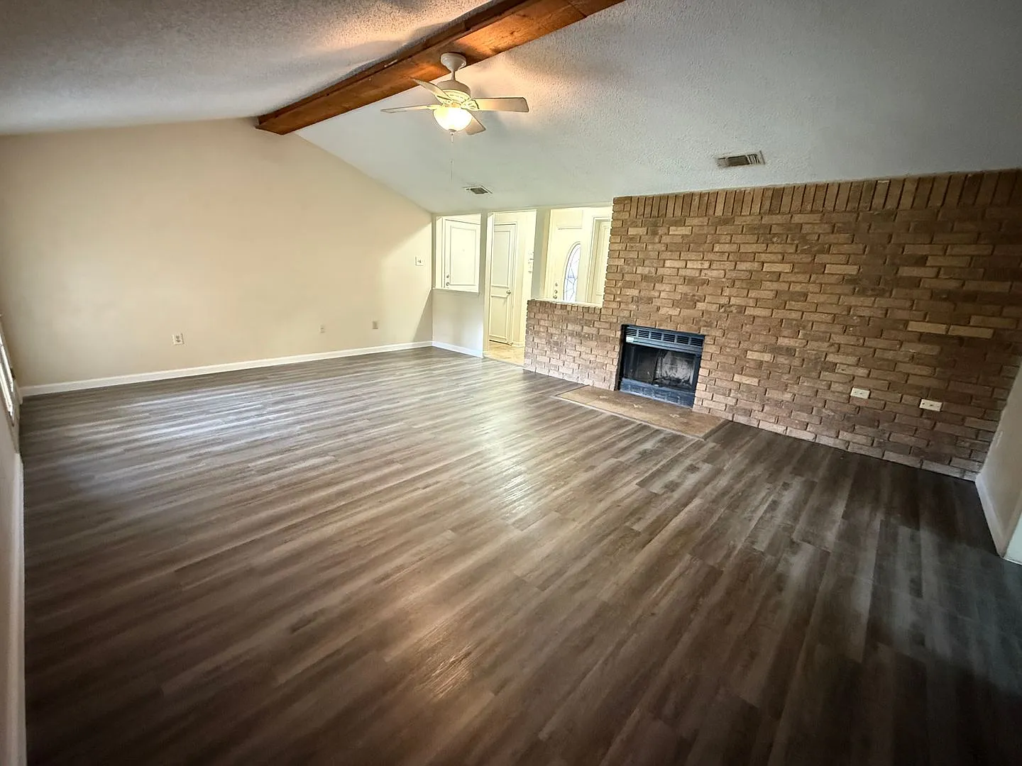 New luxury vinyl plank! Terrific corner lot! — Photo 3