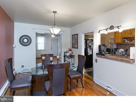4th image of 1039 E Price St