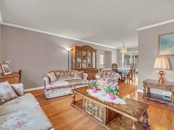 4th image of 136 Rogers Cres