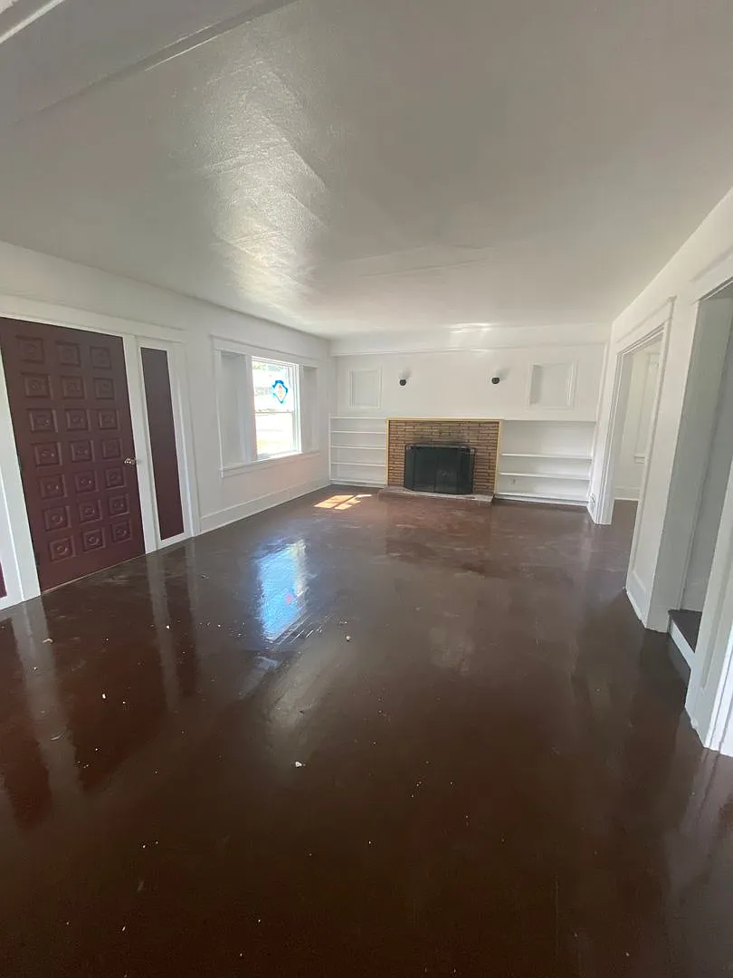 5 Bedroom 1.5 Bath House — Photo 2