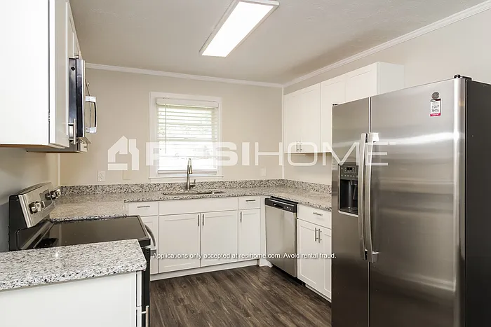 2931 Birchwood Way SW — Photo 2