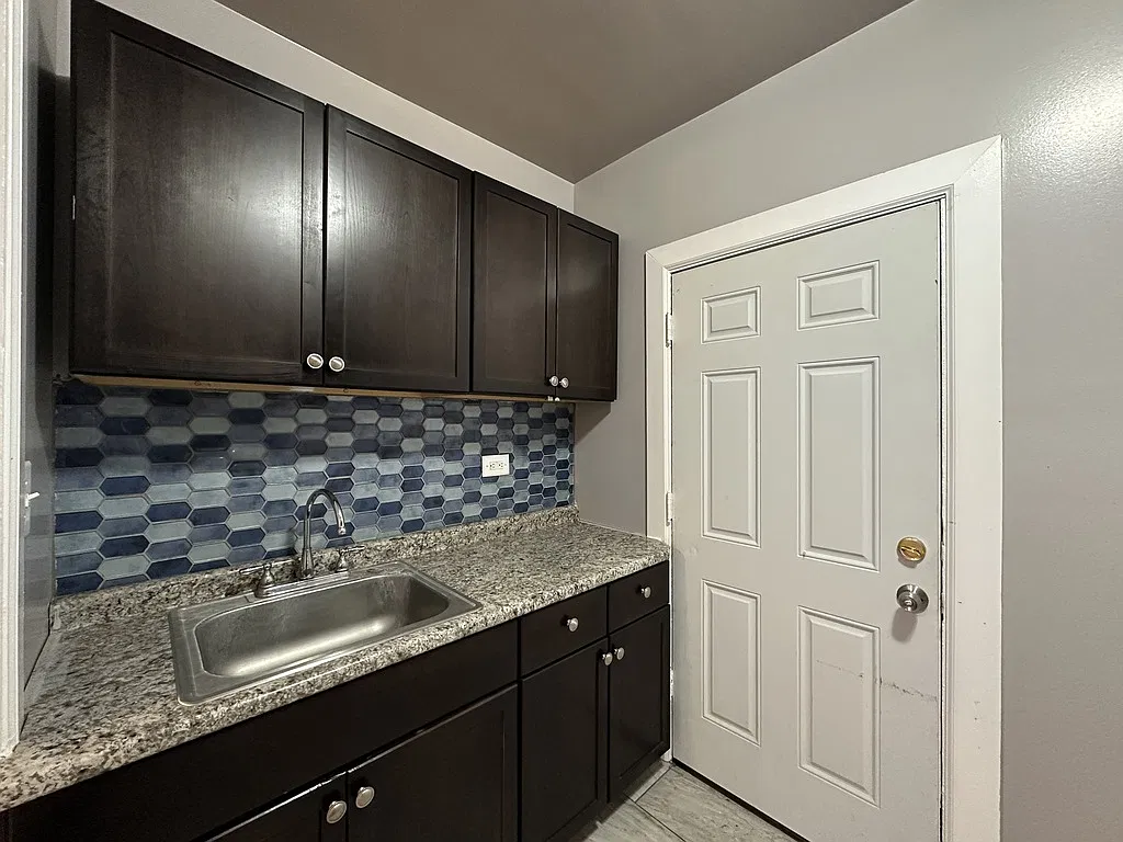 Appealing 1 Bed, 1 Bath at Addison + Milwaukee (Old Irving Park) — Photo 4