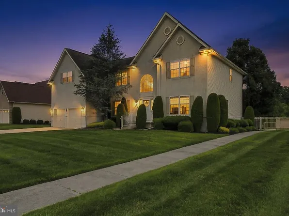 151 White Cedar Dr, Sicklerville, NJ 08081