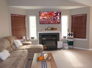52 Foxwood Ct, Bedminster, NJ 07921