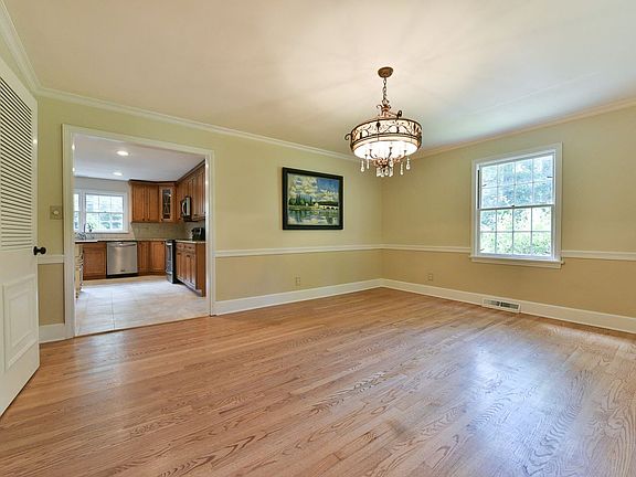 5th image of 3529 Cambridge Dr