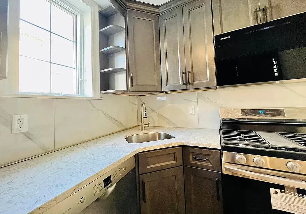 3 bed, 900 sqft, $3,200 — Photo 2