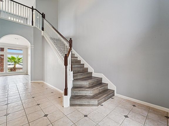 3rd image of 305 Harbor Circle