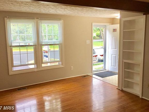 3rd image of 10427 Graystone Ct