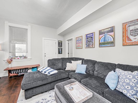 3rd image of 1056 N Ashland Ave #3R