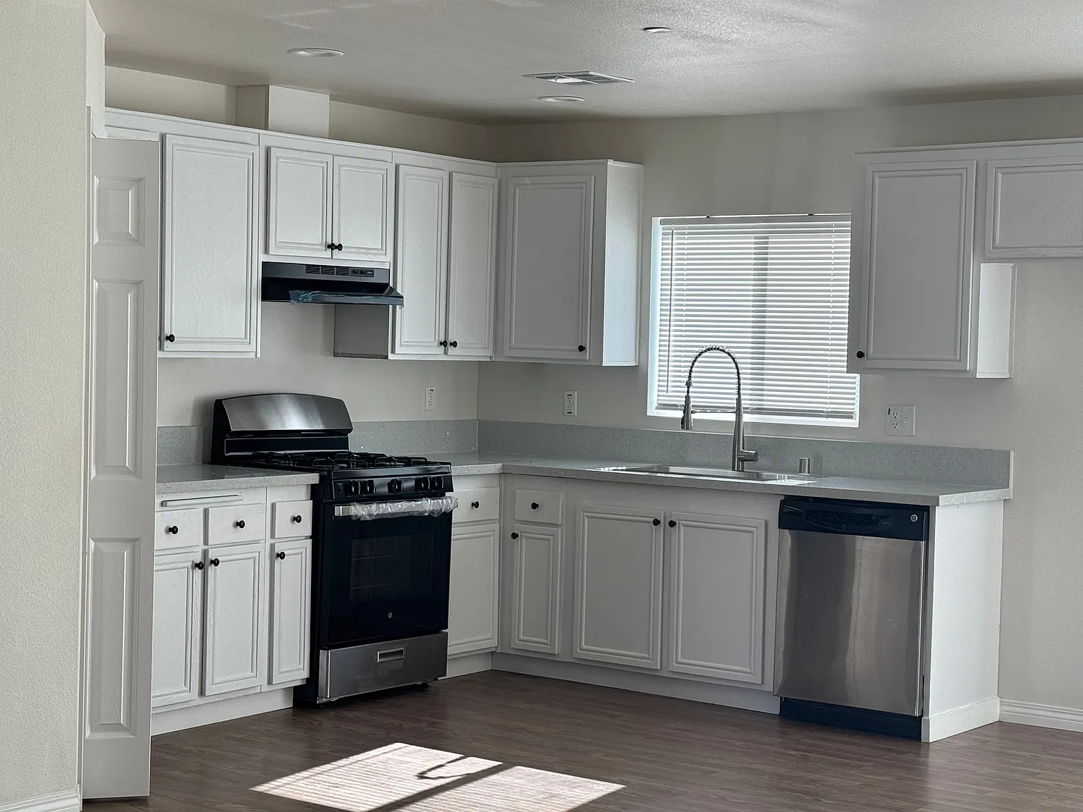 Spacious 3-Bedroom, 2-Bath Hemet Home with Updated Interior — Photo 3