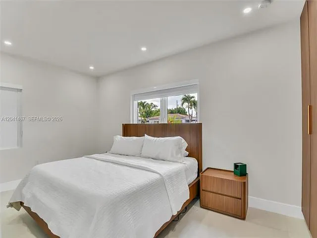 241 W 48th St — Photo 9