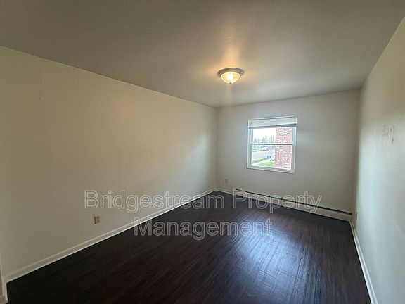 5th image of 111-4 Imperial Ct