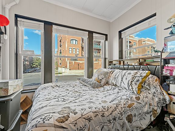 4th image of 2261 W Diversey Ave