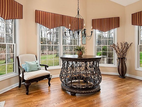 5th image of 707 Sir Barton Ct