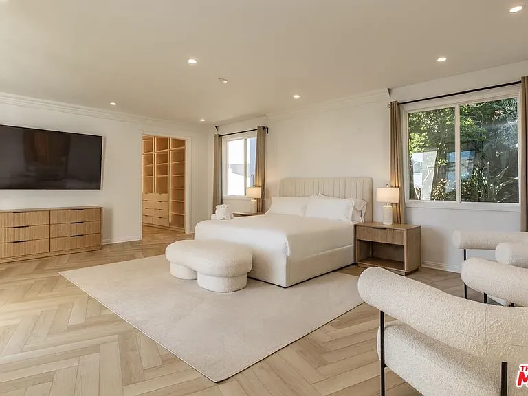 560 Chalette Dr — Photo 16