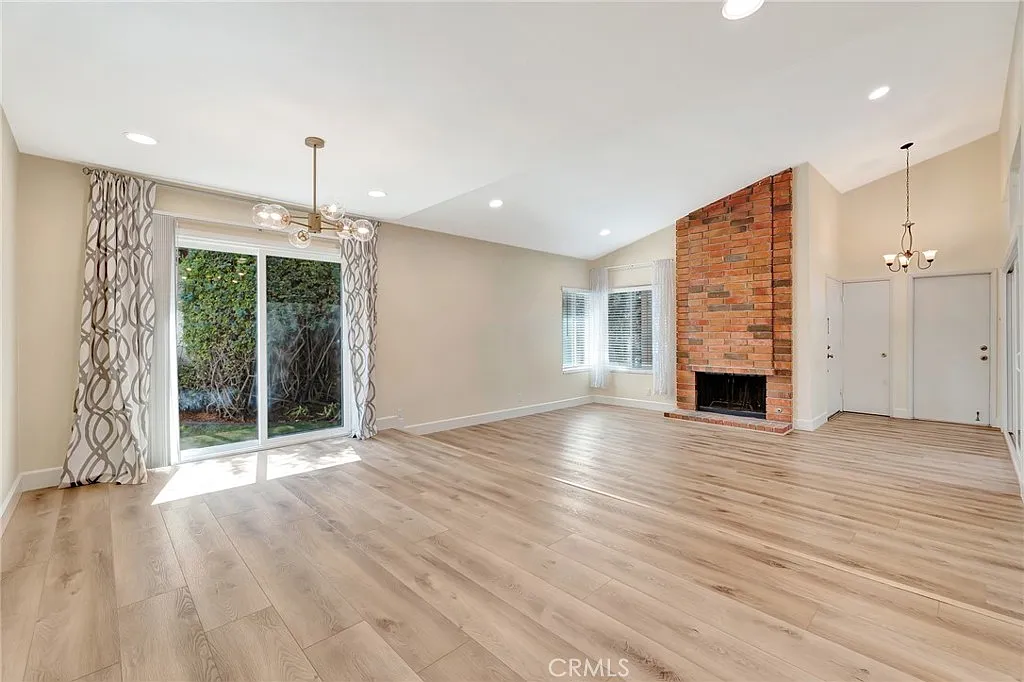 3 bed, 1502 sqft, $4,350 — Photo 3