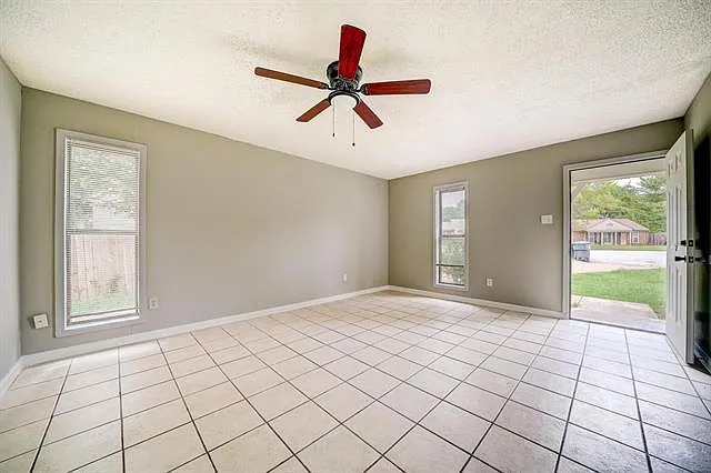 3 bed, 2.0 bath, 1120 sqft, $1,400 — Photo 4