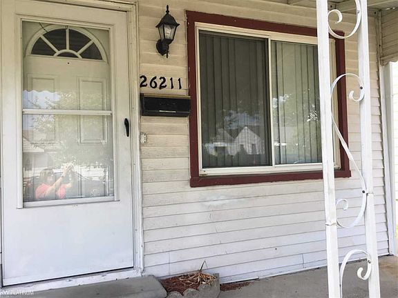 5th image of 26211 Blumfield St