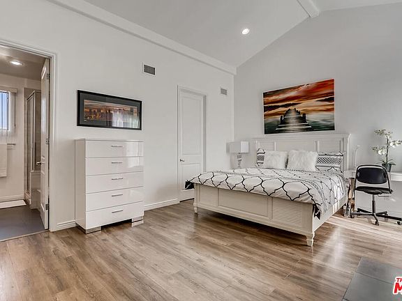 4th image of 11444 Moorpark St Unit 104