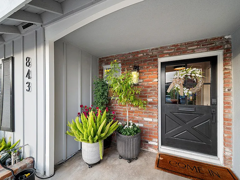843 Bernard Dr — Photo 3