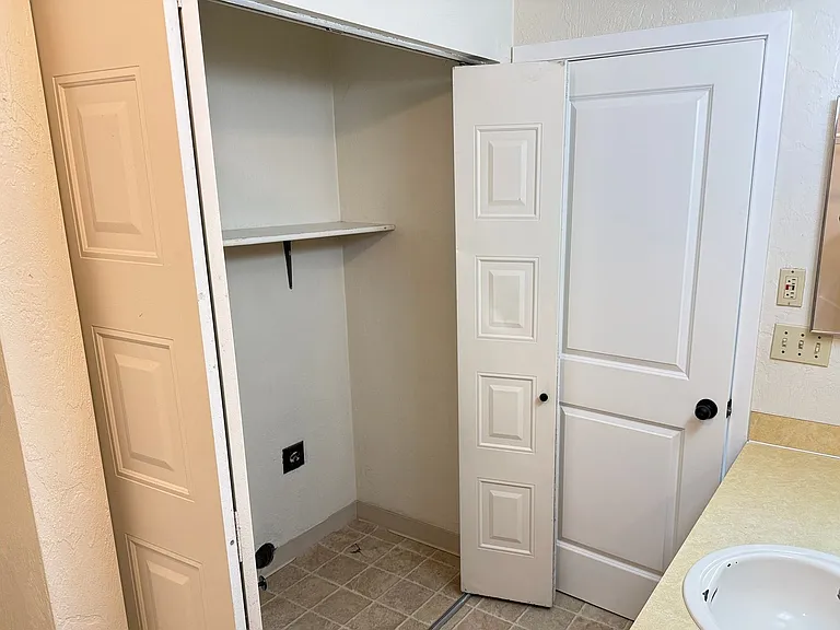 165 SW Kalmia St. — Photo 23