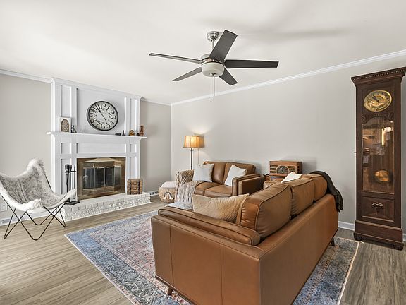 3rd image of 1503 Hillview Dr
