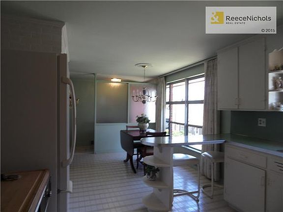 Large Eating Space in Kitchen w/ Lots of Windows!