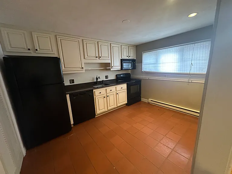 87 Phelps St — Photo 8