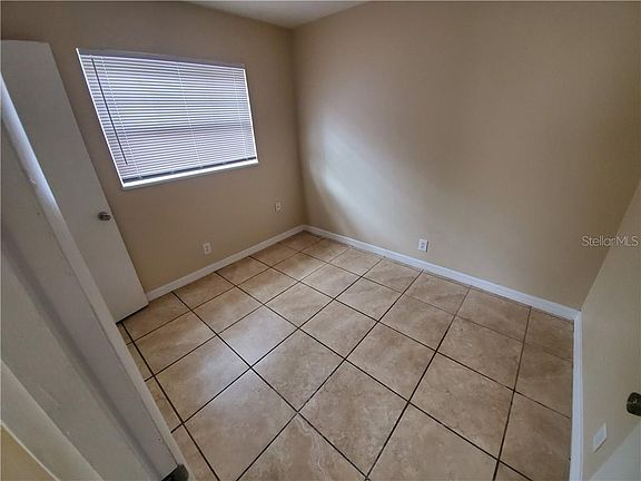 4th image of 415 Elm Dr
