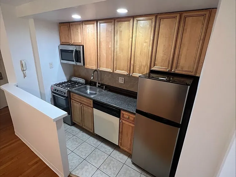 318 S 15th St #3F — Photo 8