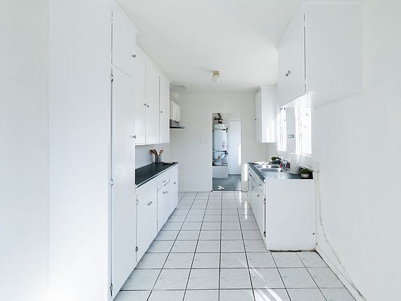 4th image of 511-519 1/2 W 82nd St #517