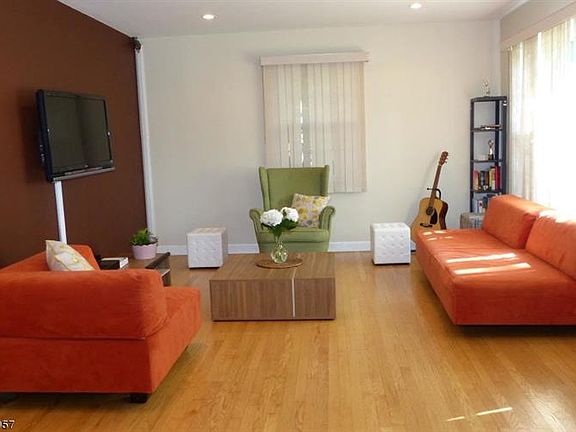 5th image of 35 Glen Ave
