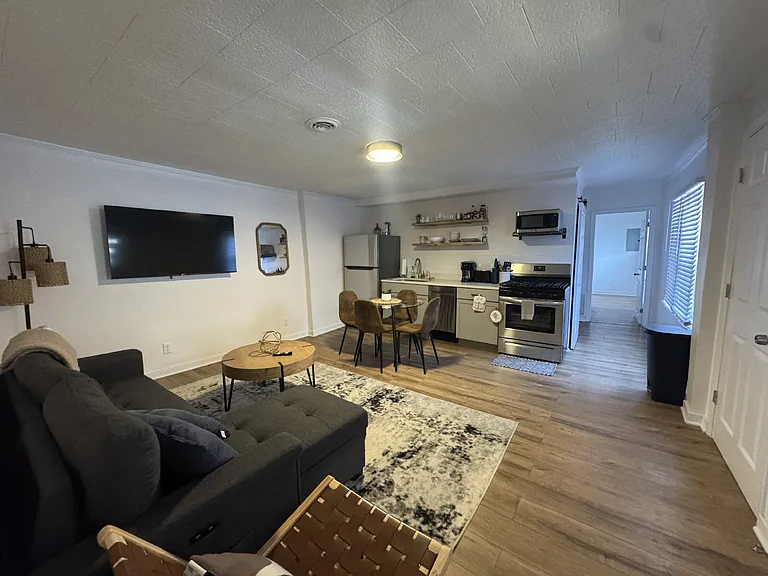 110 E Superior St #UPPER — Photo 7